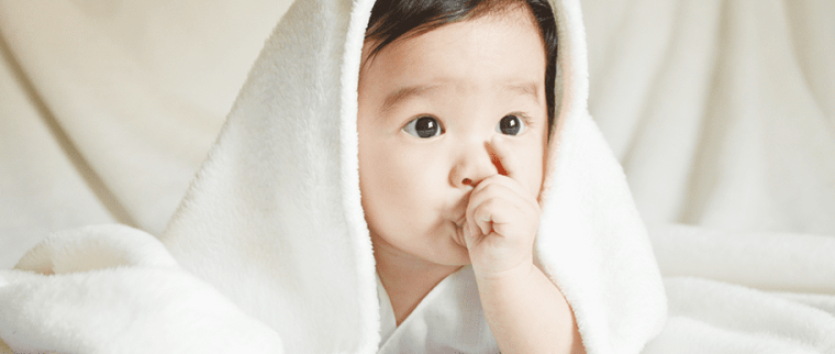 enfant suce son pouce